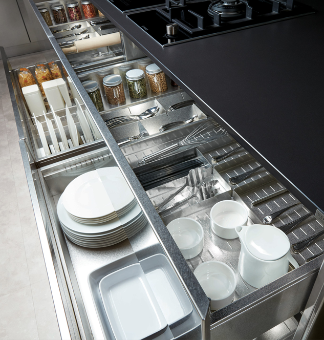 Drawer accessories in stainless steel with Starlight finishing.
